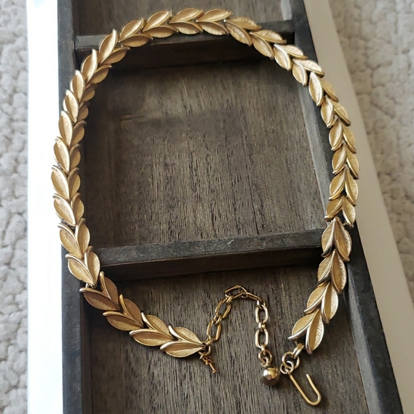 Trifari Jewelry - Vintage Crown Trifari 👑 gold leaf necklace